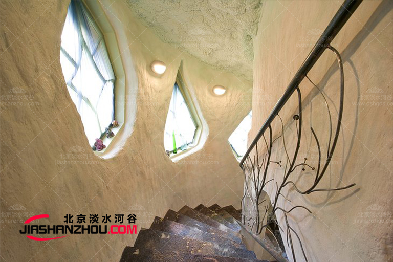 旅途中有人選擇住進(jìn)山洞酒店卻比星級酒店還要好