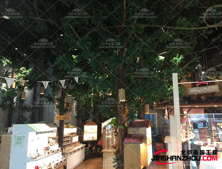 仿真樹與真實植物結(jié)合的f 景帶給人們視覺上的享受