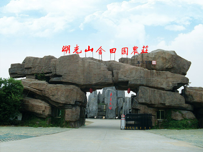 仿真樹大門出現是為了裝飾、烘托氣氛和增加景觀