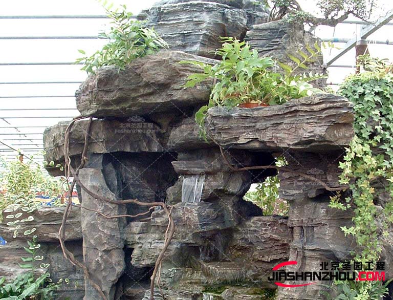 塑石假山的雕花和紋理，以營造出豐富而致的室內(nèi)環(huán)境