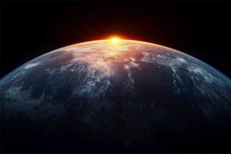 從太空看，太陽光使地球黯然失色